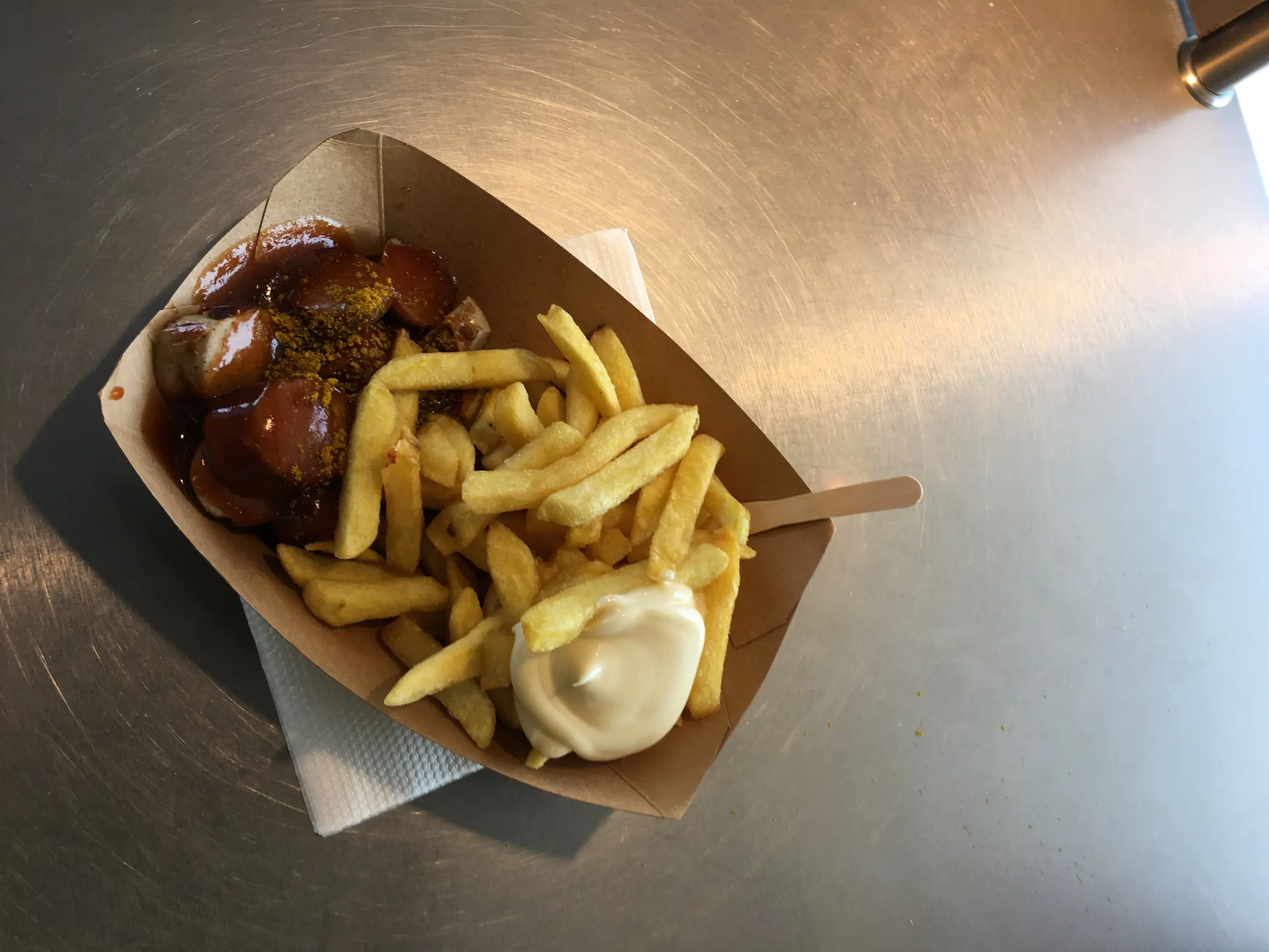 Currywurst mit knusprigen Pommes und Mayo in Pappschale beim Curryteufel by Hensen